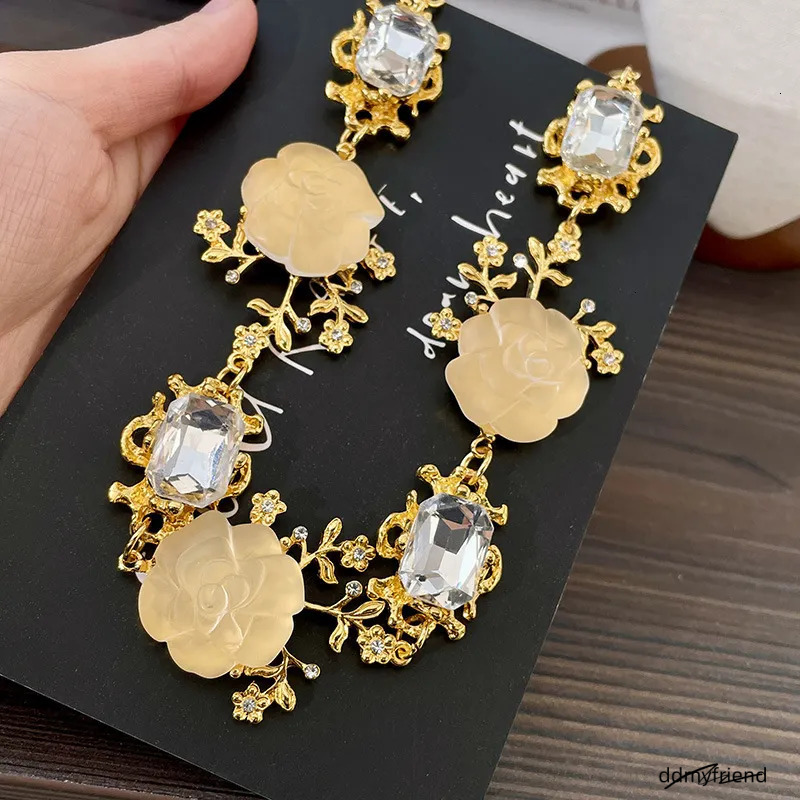 Exaggerated Large Thick Metal Decoration Necklace Womens Fashion Ins Short Clavicle Flash Dia Splicing Sweater Chain 250728 ddmyfriend