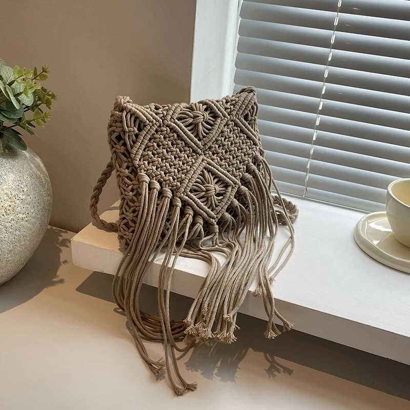 Women Straw Shoulder Bag with Tassel Handwoven Crossbody Bag Solid Color Weaving Beach Bag Ladies Summer Daily Bag Z250915
