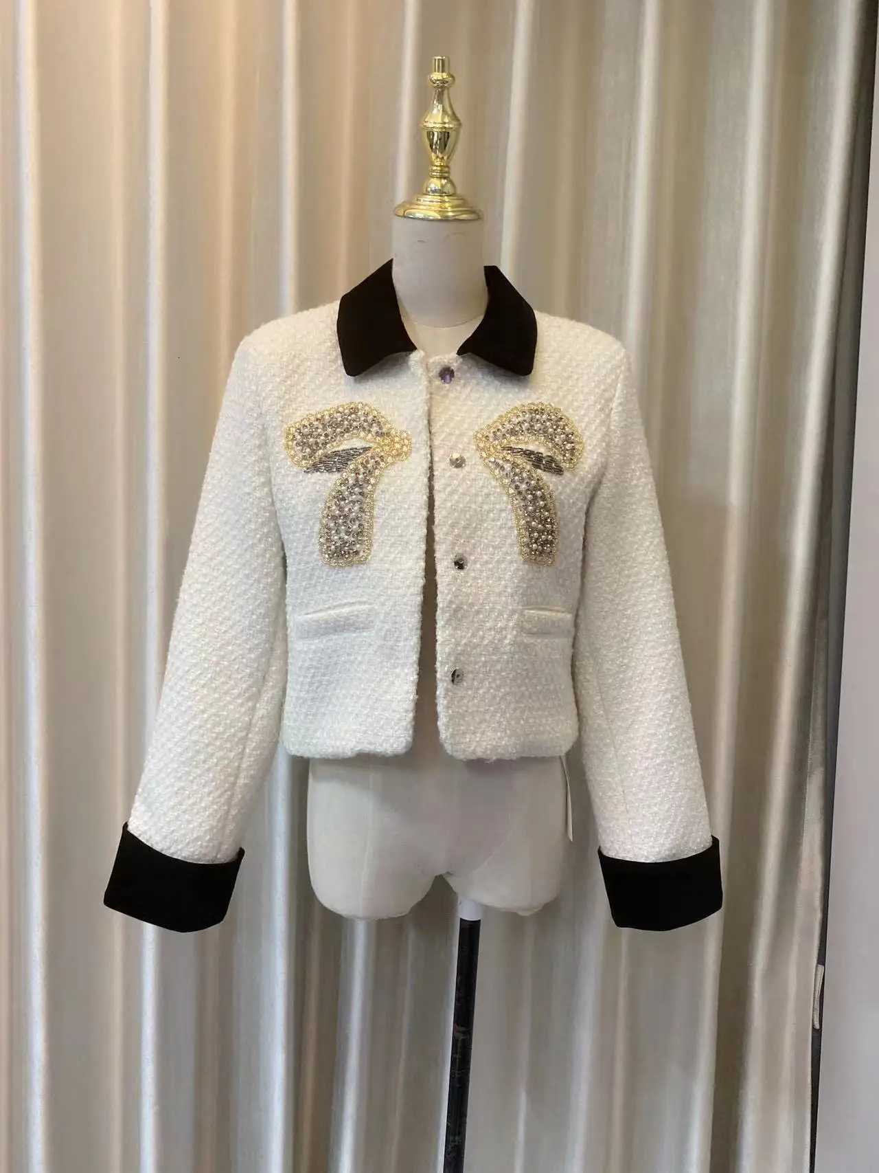 Autumn Winter Celebrity Woven Coarse Tweed Coats Women Beaded Pearls Long SLeeve Short Jackets Lady Work Wear Z250918