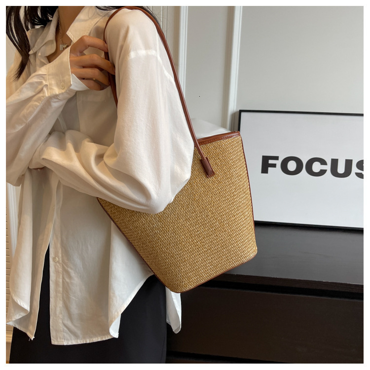 Straw Woven Handbag With Large Capacity Elegant design And Simple Water Bucket Bag Women s Shoulder Bag Commuting Bag Autumn New Designer Bag Seaside 