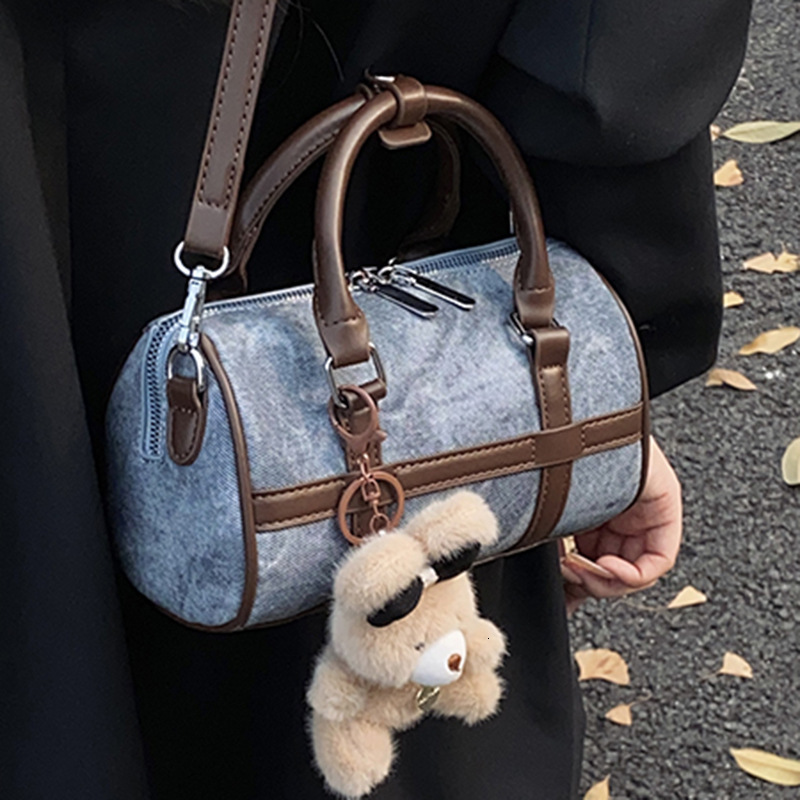 Small Niche Pillow Bag New Commuting Women s Shoulder Bag design Fashionable Trend Women s Crossbody Bag Autumn New Designer Bag Versatile Commuting B