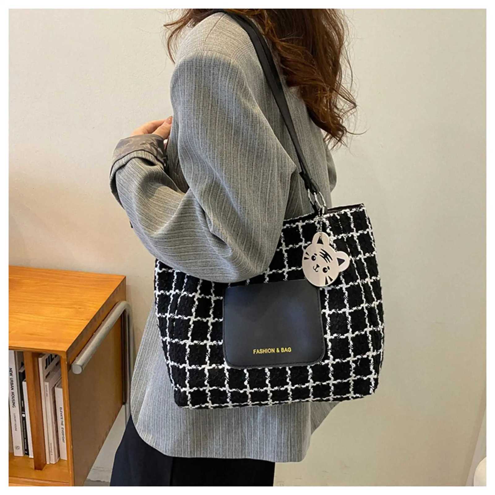 2025 New Style Womens Fashion Trendy Plaid Shoulder Bag Large Capacity Casual School Commuting Tote BagXJ250918