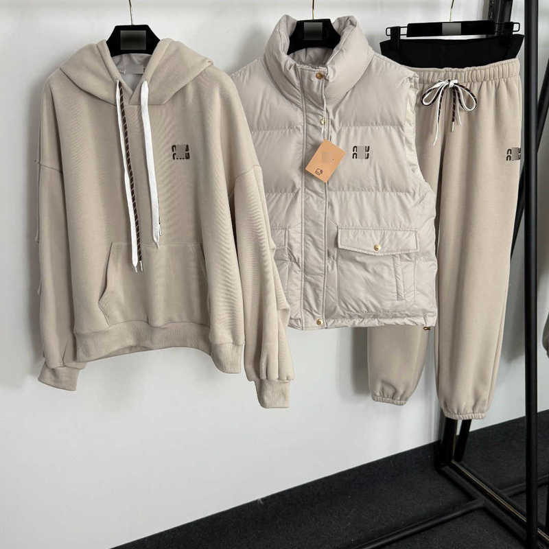 Women's Tracksuits Designer 25 Hot-Selling New Warm Three-Piece Set with 3D Leather Label Vest + Long-Sleeve Sweatshirt + Jogger Pants Y9FZ