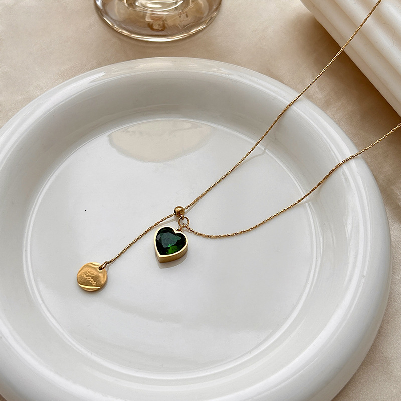 Light Niche Green Zircon Heart Pendant Titanium Steel Pull-out Necklace for Women High-end Design Sense Collarbone Chain Accessory