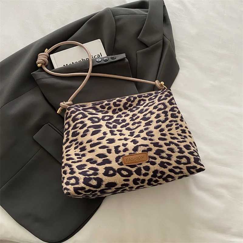 New Fashion Tote Bags Shopping and Travel Canvas Bags New Women Popular Handbags Large Capacity Leopard Shoulder Bags Z250915