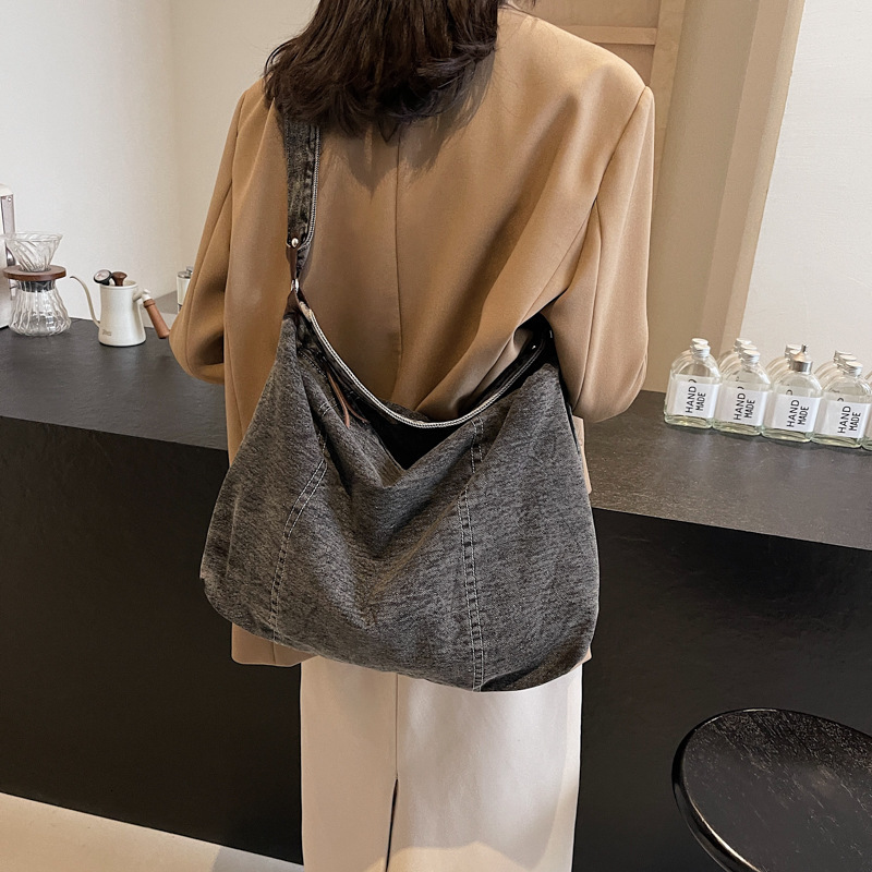 Simple And Stylish Large Capacity Retro Denim Women s Shoulder Bag New Commuter Travel Women s design Crossbody Bag Autumn New Designer Bag
