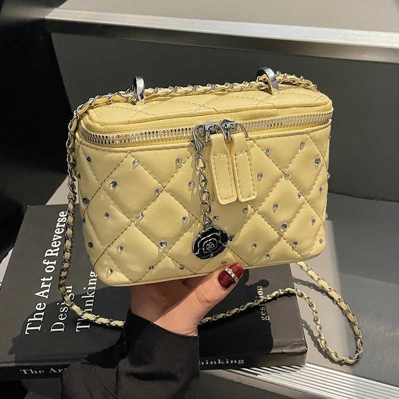 A niche designed boxed bag fashionable crossbody bag with chain shoulder straps elegant shoulder bag suitable for dating dinXJ250918