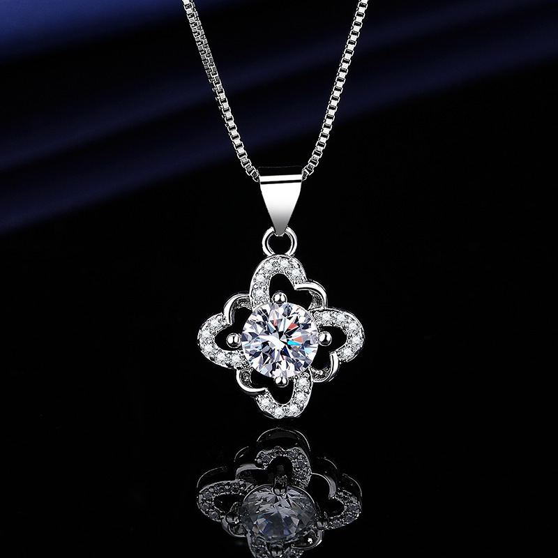 Douyin Live Clover Necklace Women, Light Niche Design Four-Leaf Flower Pendant, 2025 New Model, Gift for Girlfriend