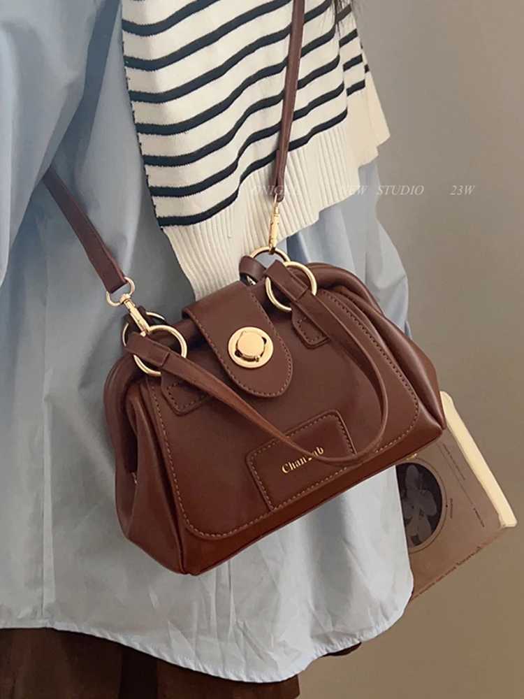 High Quality Chic Clip PU Crossbody Bag 2024 New AutumnWinter Ladies Unique Lock Retro Underarm Bags Fashion Versatile HandbagXJ250918