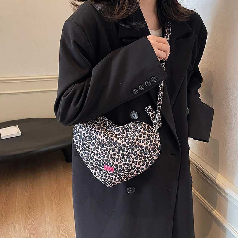 Heart Crossbody Bag for Women Leopard Print Messenger Bag Adjustable Strap Retro Handbag Tote Bag for Work Travel Z250915