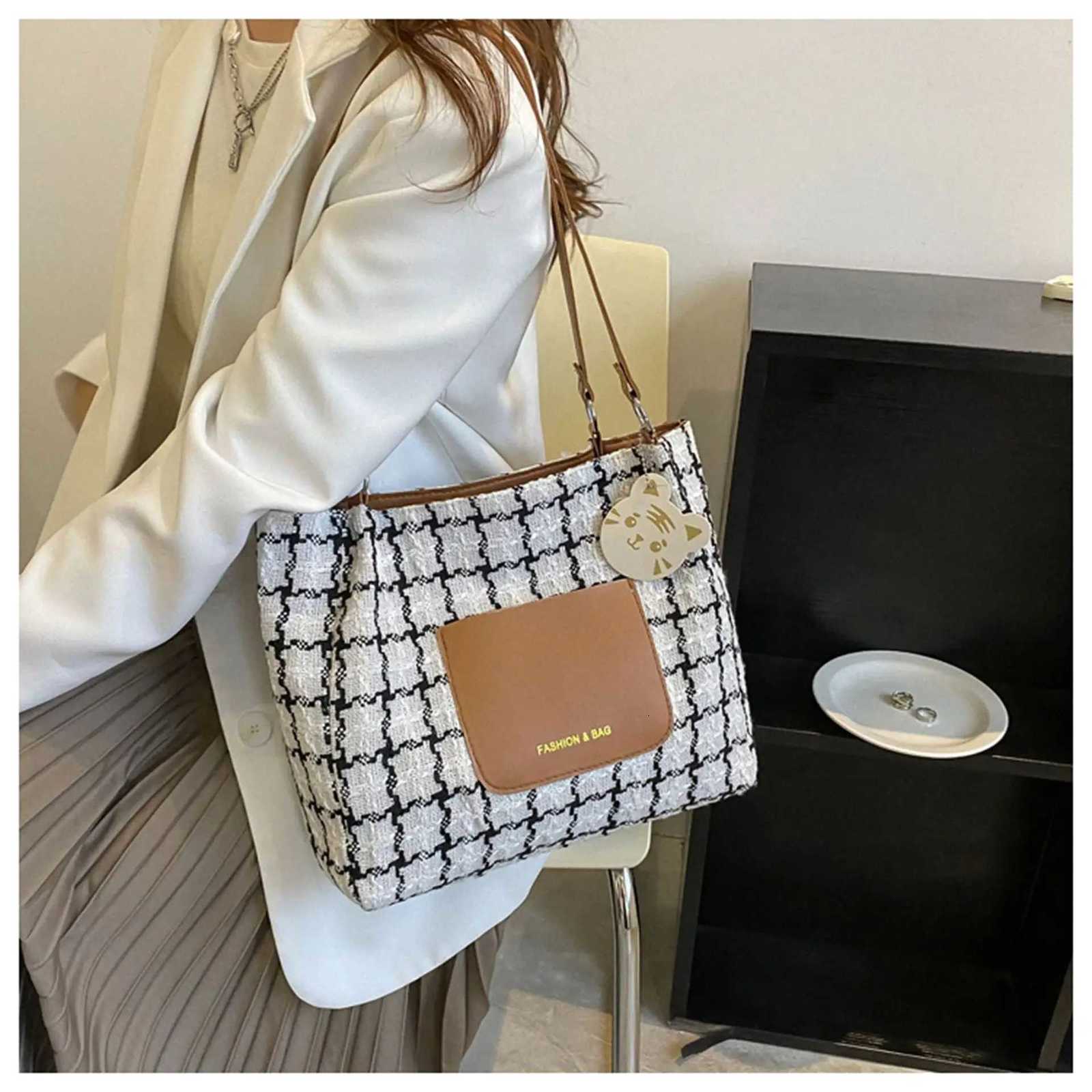 2025 New Style Womens Fashion Trendy Plaid Shoulder Bag Large Capacity Casual School Commuting Tote BagXJ250918