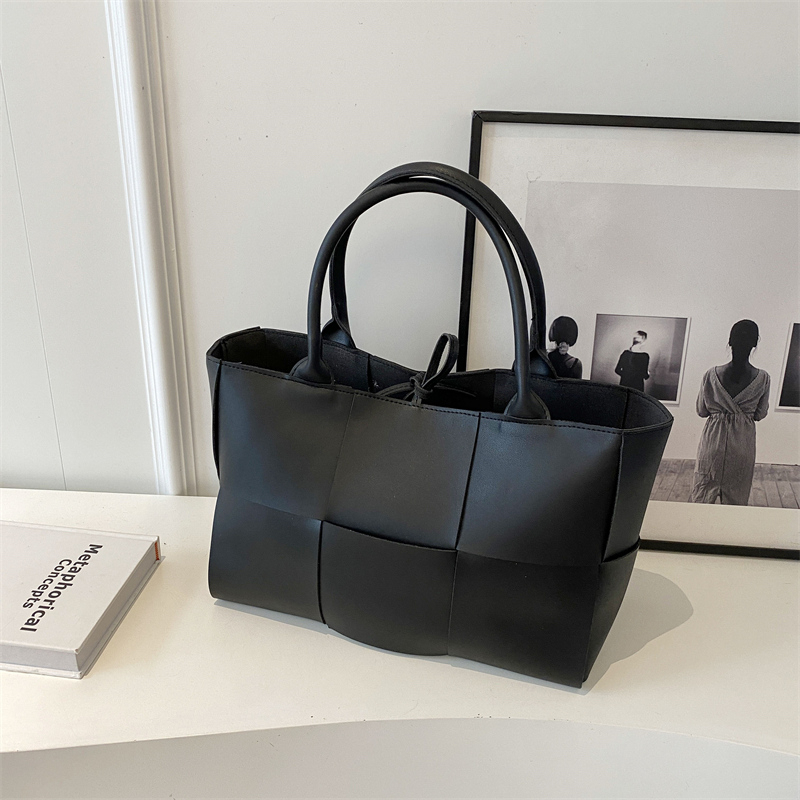 Ladies' new fashionable casual large capacity handbag, college student lightweight crossbody bag, daily commuting high-quality multifunctional ha