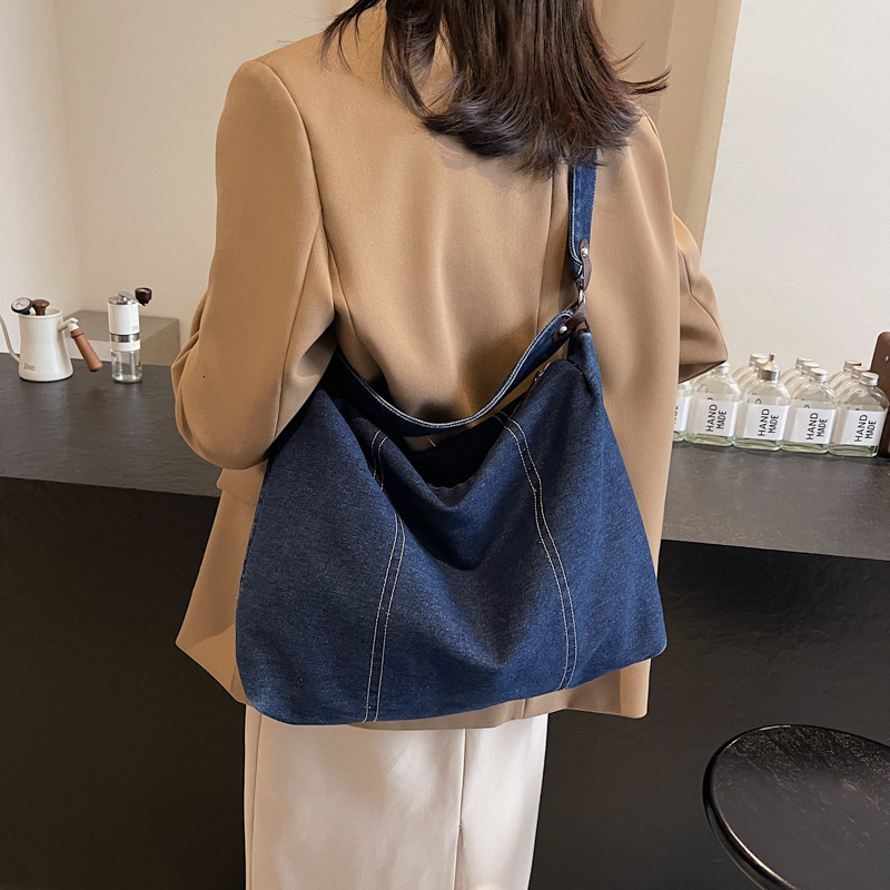 Simple And Stylish Large Capacity Retro Denim Women s Shoulder Bag New Commuter Travel Women s design Crossbody Bag Autumn New Designer Bag