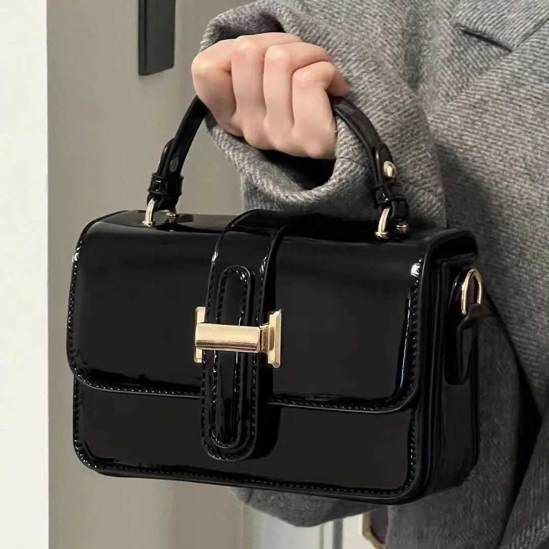 Small Square Bag with Highend Design and Glossy Finish for Women 2024 New Stylish and Versatile Single Shoulder Crossbody BagXJ250918