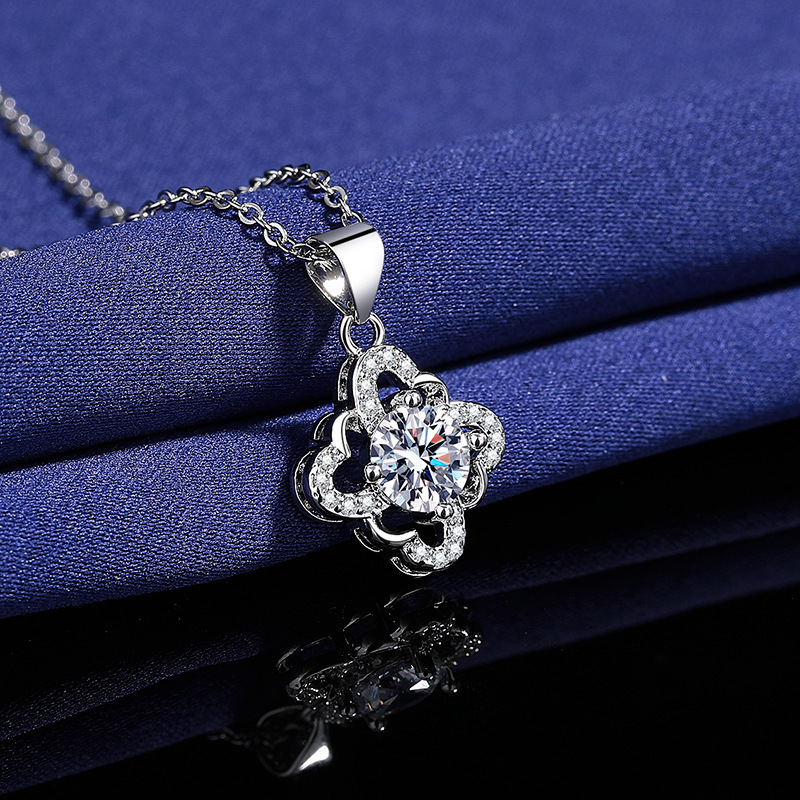 Douyin Live Clover Necklace Women, Light Niche Design Four-Leaf Flower Pendant, 2025 New Model, Gift for Girlfriend