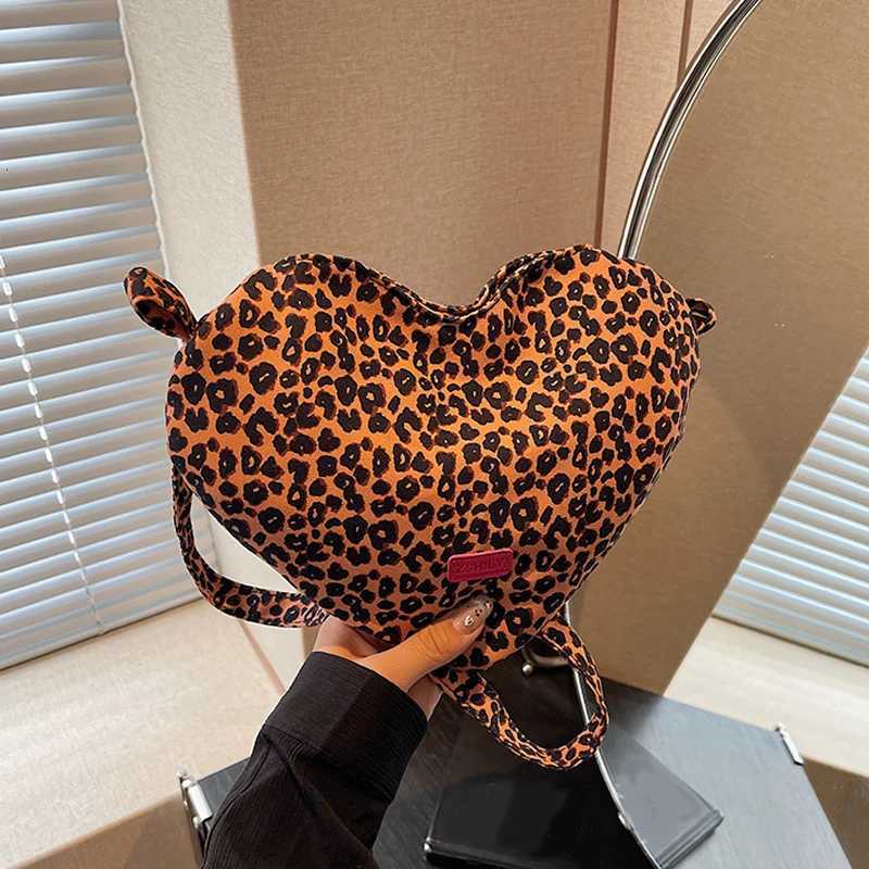 Heart Crossbody Bag for Women Leopard Print Messenger Bag Adjustable Strap Retro Handbag Tote Bag for Work Travel Z250915