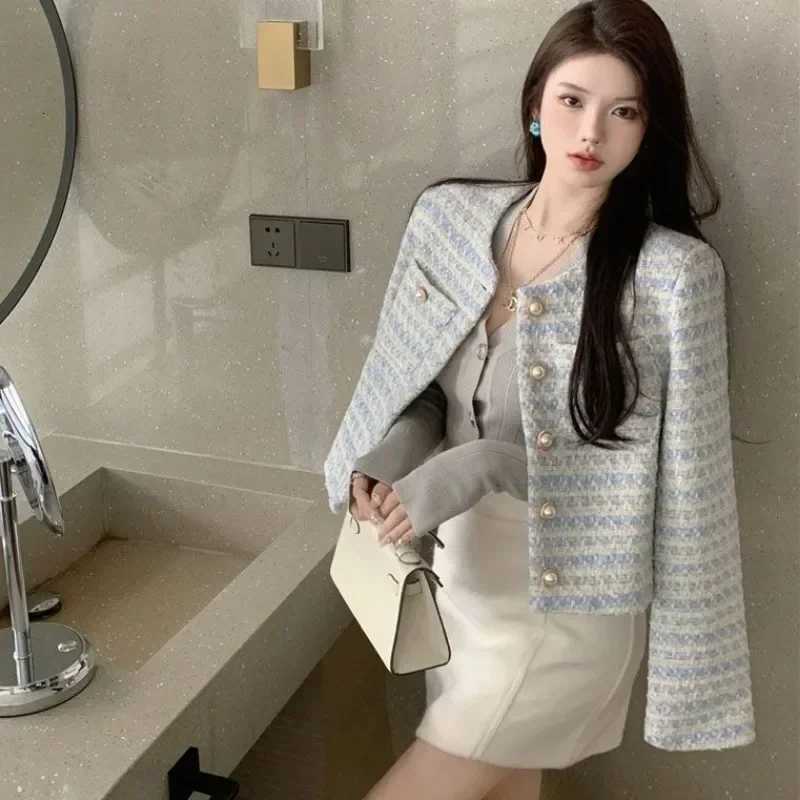 French Tweed Pearl Button Short Thickened Womens Jacket Autumn Winter New Style Small Luxury Top Crew Neck Regular Type Jackets Z250918