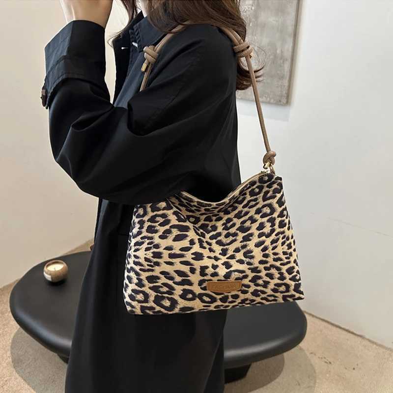 New Fashion Tote Bags Shopping and Travel Canvas Bags New Women Popular Handbags Large Capacity Leopard Shoulder Bags Z250915