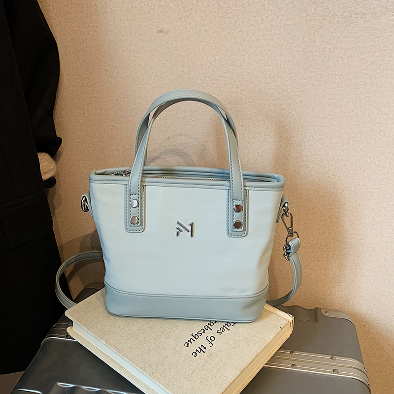 2025 Autumn Fashion and Leisure Large Capacity Handbag, College Student Crossbody Bag, Daily Commuter, Advanced Multi functional Women's Handbag