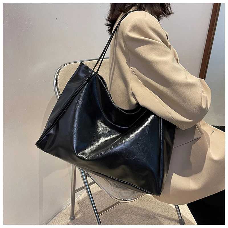 Women Tote Bag Fashion Underarm Pouch Large Capacity Soft Pu Leather Shoulder Bag Retro Crossbody Bag Casual Portable Bucket BagXJ250918