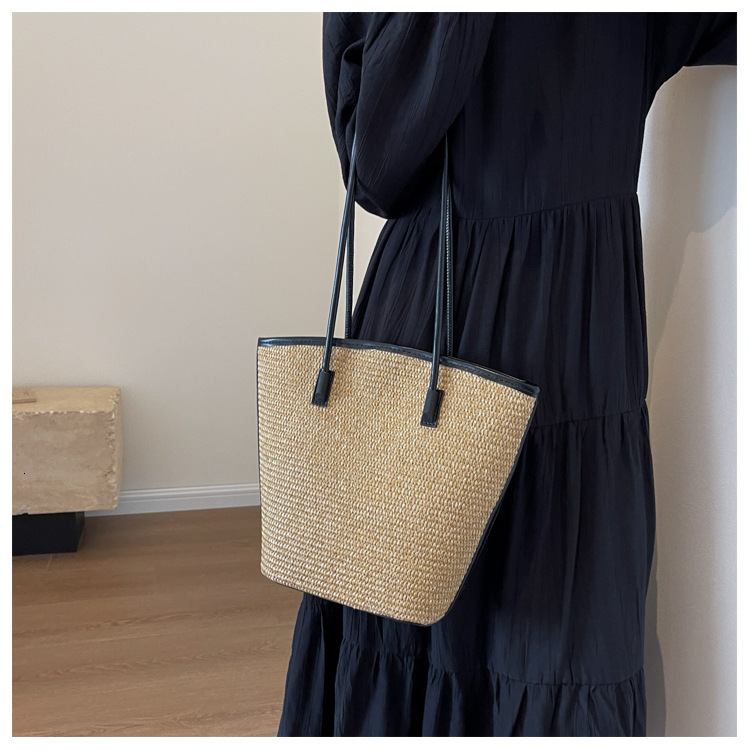 Straw Woven Handbag With Large Capacity Elegant design And Simple Water Bucket Bag Women s Shoulder Bag Commuting Bag Autumn New Designer Bag Seaside 