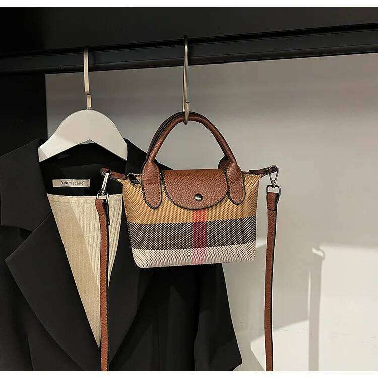 2025 New Women's Textured Shoulder Messenger Bag Niche Design, Commuter - Friendly, Casual Plaid Handbag