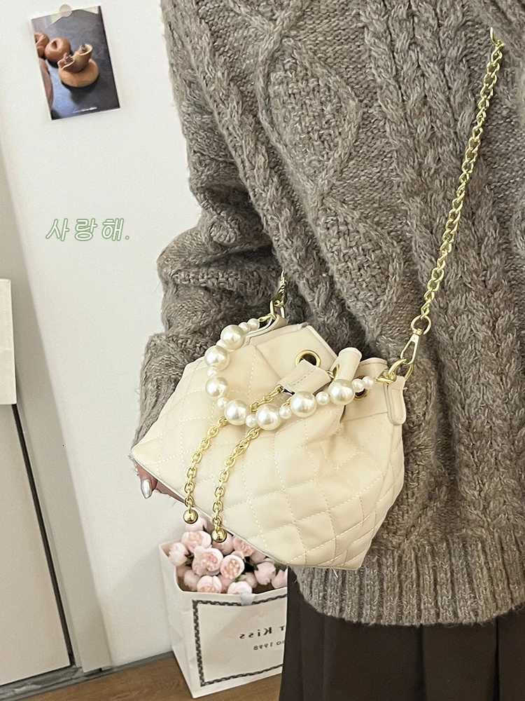 Summer Pearl Chain Buet Bag Womens Crossbody Bag Soft PU Leather Korean Sle Casual Handbag Small Size Faion TrendXJ250918