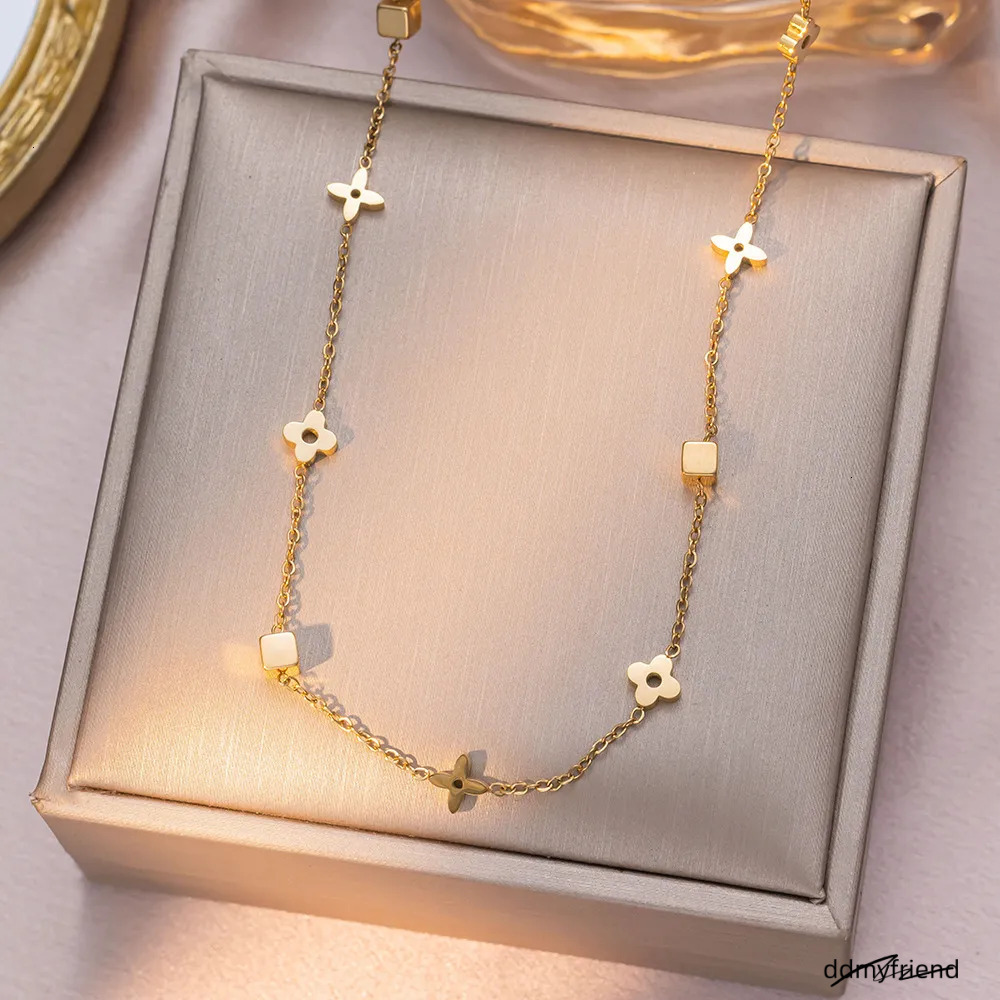 Highend Y Geometric Small Square Flower Steel Necklace For Women Fashion Internet Celebrity Fourleaf Clover Clavicle Chain Set 250728 ddmyfriend