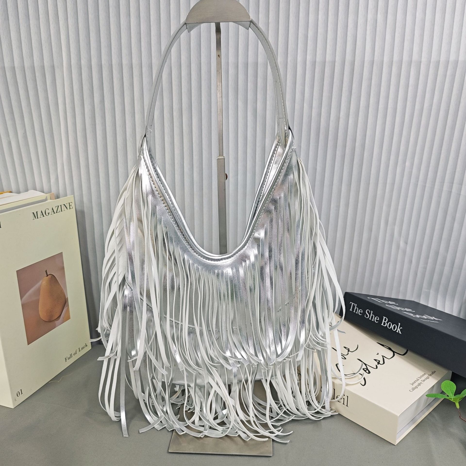 Minimalist Women s Shoulder Bag design New Fashion Tassel Retro Style Handbag Large Capacity Armpit Bag Autumn New Designer Bag