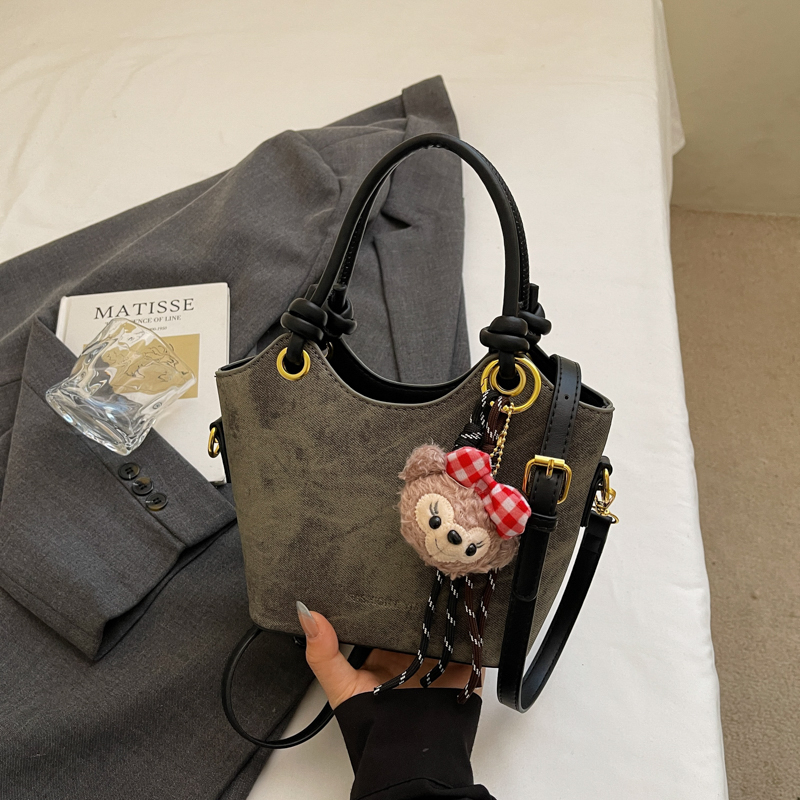 2025 Fashion and Leisure Large Capacity Handbag Autumn Student Classic Crossbody Bag Simple Daily Commuter Advanced Multi functional Versatile Women&#