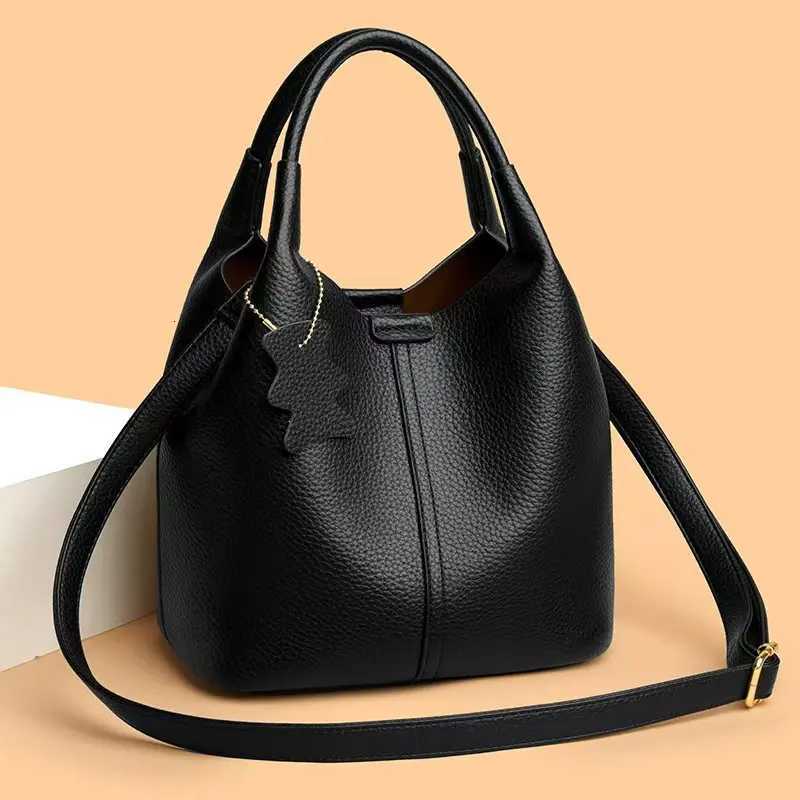 2025 French Handbag Highend Leather Womens Small Womens Bag New Versatile Tote Soft Leather Foreign Gas Oblique Span BagXJ250918