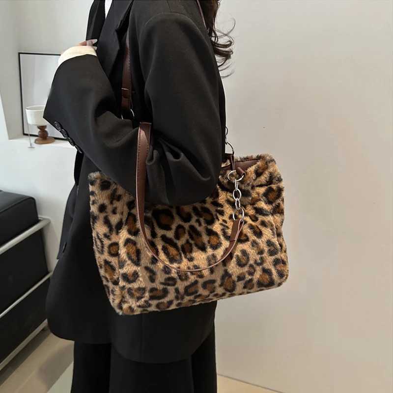 Vibrant Leopard Pattern Plush Bags Simple Large Capacity Fluffy Shoulder Bags Korean Style Fashion Casual Chain Handbag for Tour Z250915