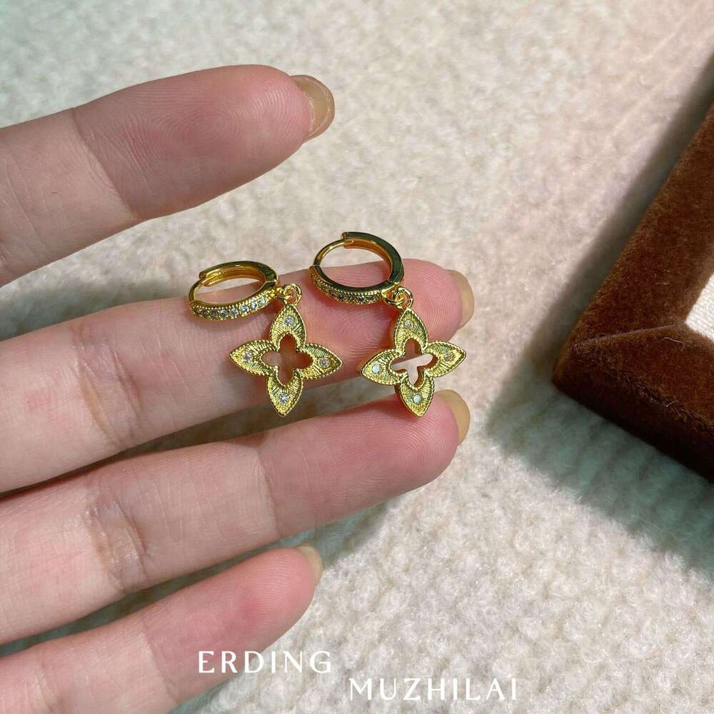 Vintage Style gold Brushed Hollow Four-Leaf Clover Earrings for Women with Inlaid Dias, Light , High-End Feel, Exquisite and Luxurious Ear Jewelry