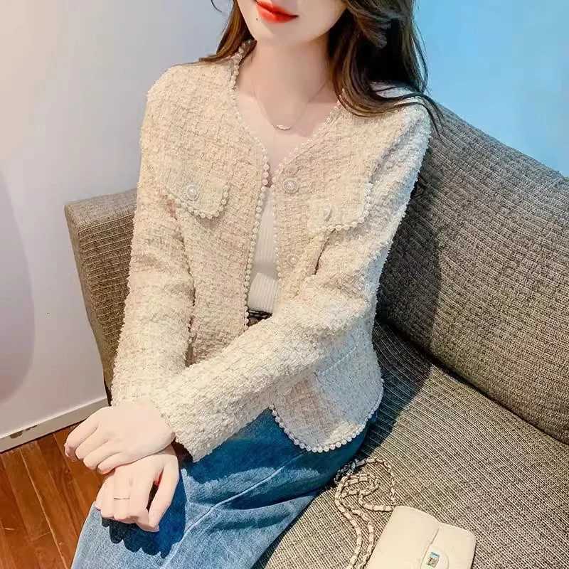 2025 AutumnWinter Female New Celebrity Xiaoxiangfeng Coarse Tweed Short Coat Womens Style Heavy Industry Bead Design Sense Top Z250918