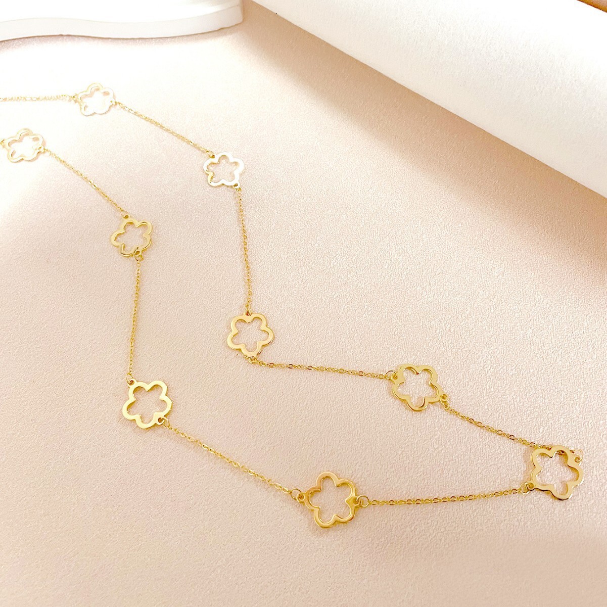 Fashion Simple Lucky Necklace Long Hollow Five-Leaf Flower Neck Jewelry for Women Daily Wear