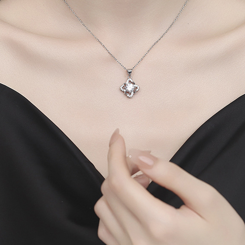 Douyin Live Clover Necklace Women, Light Niche Design Four-Leaf Flower Pendant, 2025 New Model, Gift for Girlfriend