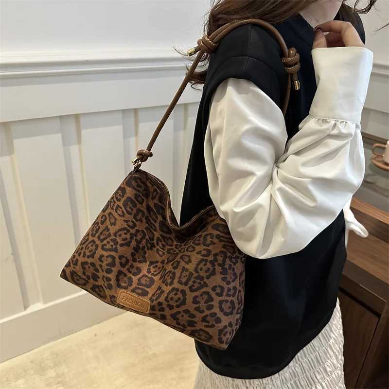 New Fashion Tote Bags Shopping and Travel Canvas Bags New Women Popular Handbags Large Capacity Leopard Shoulder Bags Z250915