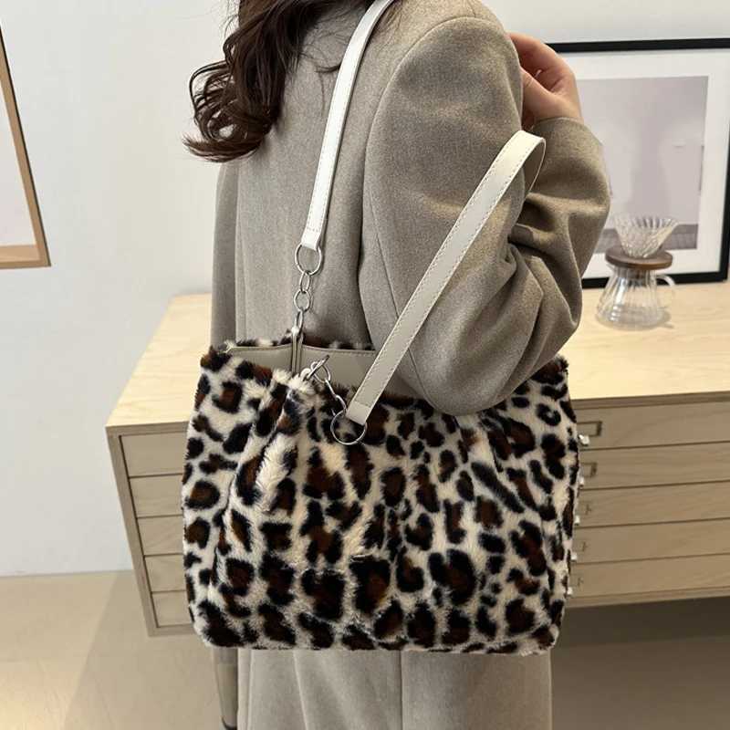 New Leopard Print Fur Bags Women Fashion Portable Faux Fur Handbags Winter Soft Warm Bag Girls Fluffy Large Capacity Tote Purse Z250915