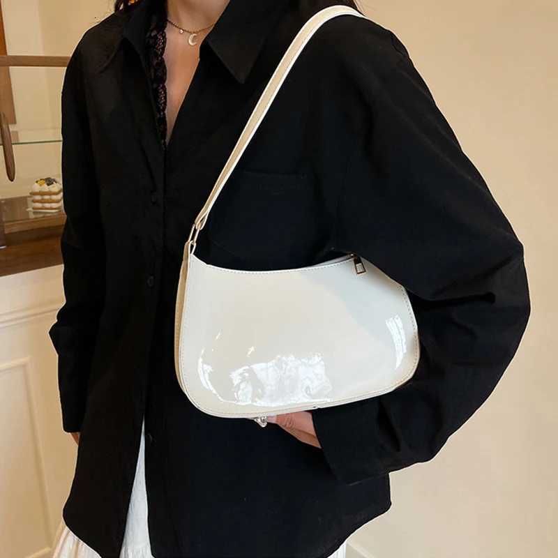 Womens Patent Leather Handbag Versatile Fashion Shoulder Bag Casual Commuting Bag Girl Brand Designer Zipper Small Handbag Z250915
