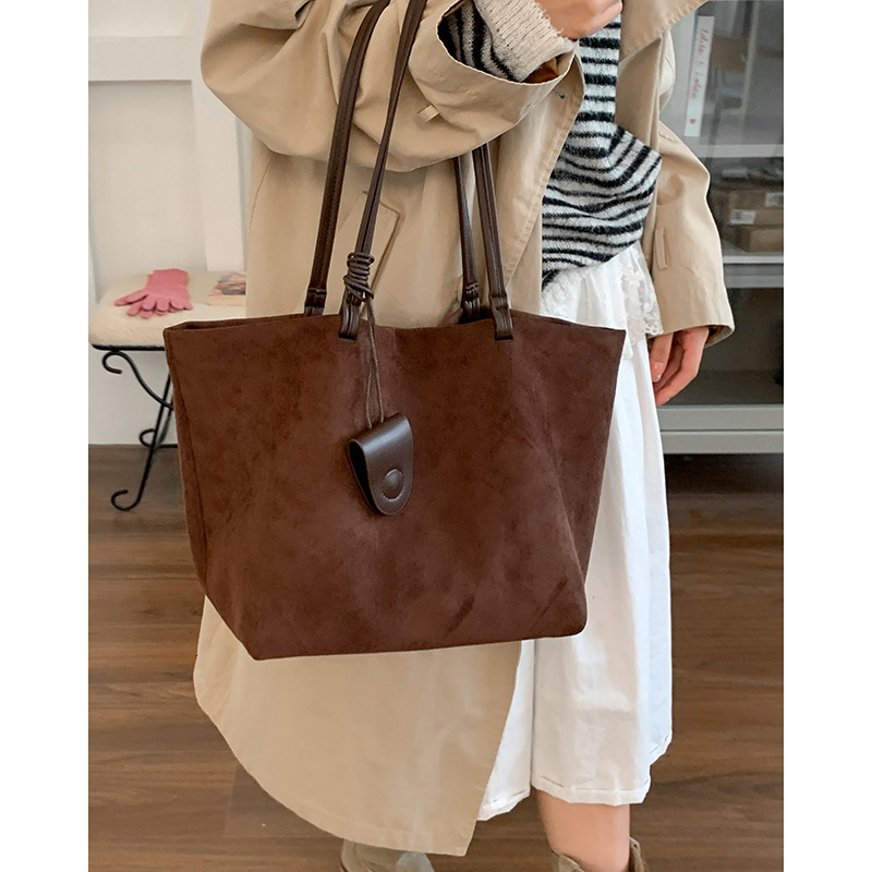 Vintage large capacity designer suede texture underarm bag 2025 new commuting shoulder bag
