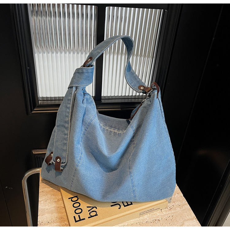 Simple And Stylish Large Capacity Retro Denim Women s Shoulder Bag New Commuter Travel Women s design Crossbody Bag Autumn New Designer Bag