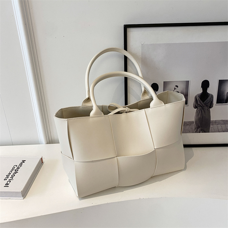 Ladies' new fashionable casual large capacity handbag, college student lightweight crossbody bag, daily commuting high-quality multifunctional ha