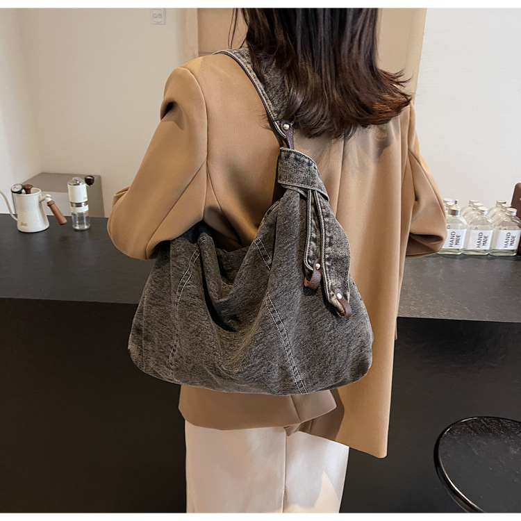 Simple And Stylish Large Capacity Retro Denim Women s Shoulder Bag New Commuter Travel Women s design Crossbody Bag Autumn New Designer Bag
