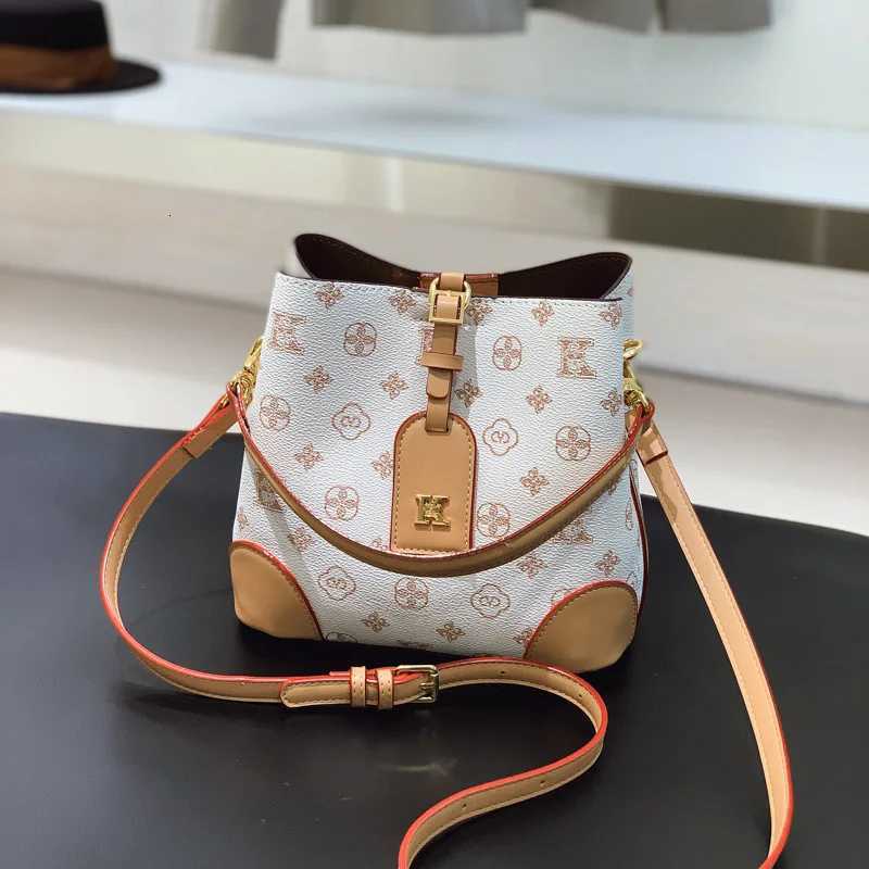 2025 Luxury Bucket Bag for Women Spacious Crossbody Shoulder Purse Versatile Designer Tote Work Weekend BagXJ250918