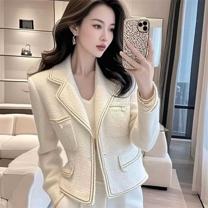 New 2025 Autumn Winter Small Fragrant Style Beautiful Womens Short Coat Long Sleeve Comfortable Unique Female Casual Jacket Z250918