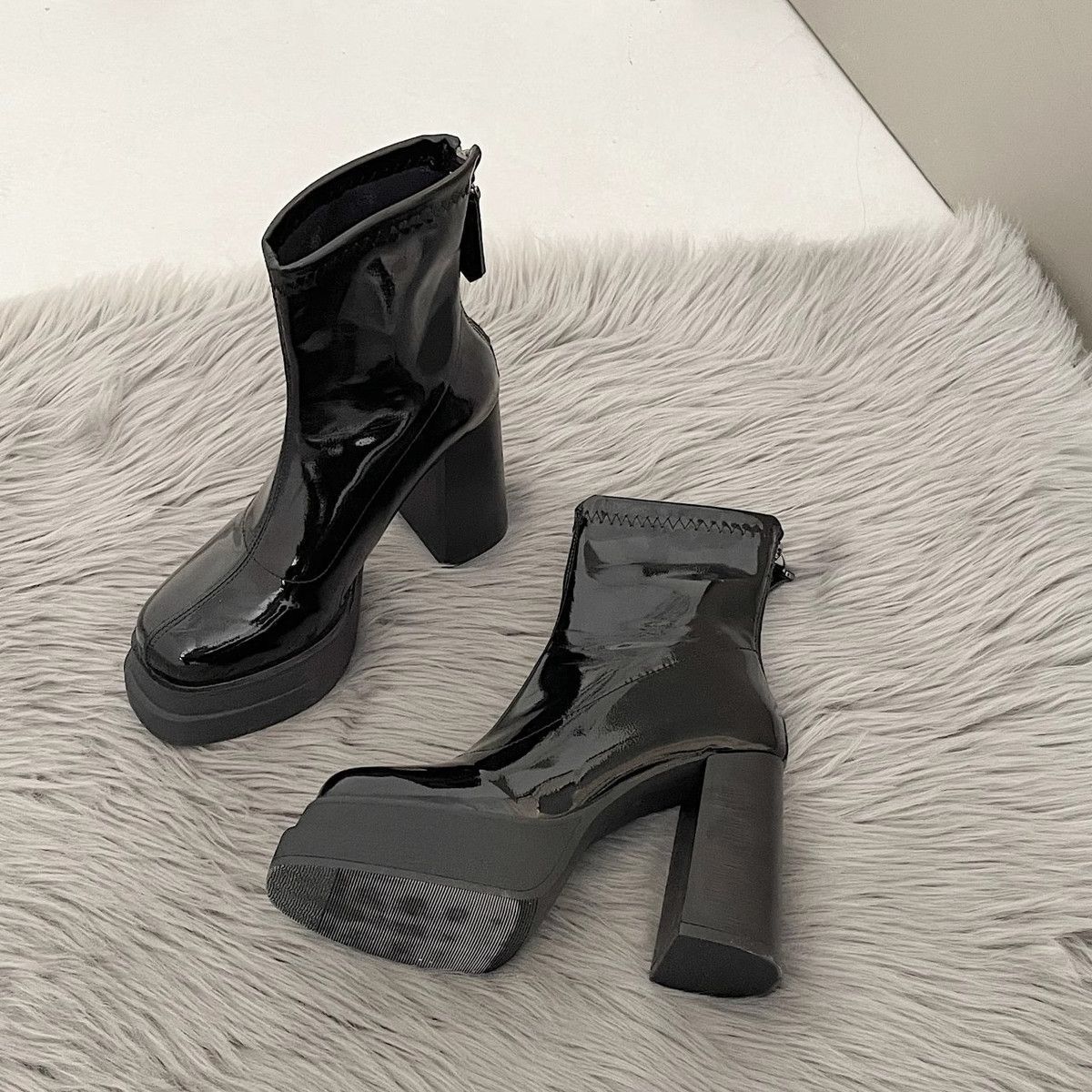 2025 Autumn/Winter New Fashionable Coarse Heel Anti slip Zipper Short Boots with Lacquer Leather Thick Bottom and Height Increase Fashion Boots Size 3