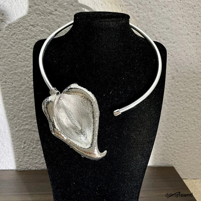 Exaggerated Large Thick Metal Decoration Necklace Womens Fashion Ins Short Clavicle Flash Dia Splicing Sweater Chain 250728 ddmyfriend