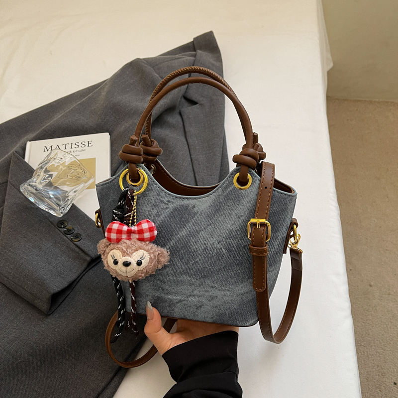 2025 Fashion and Leisure Large Capacity Handbag Autumn Student Classic Crossbody Bag Simple Daily Commuter Advanced Multi functional Versatile Women&#