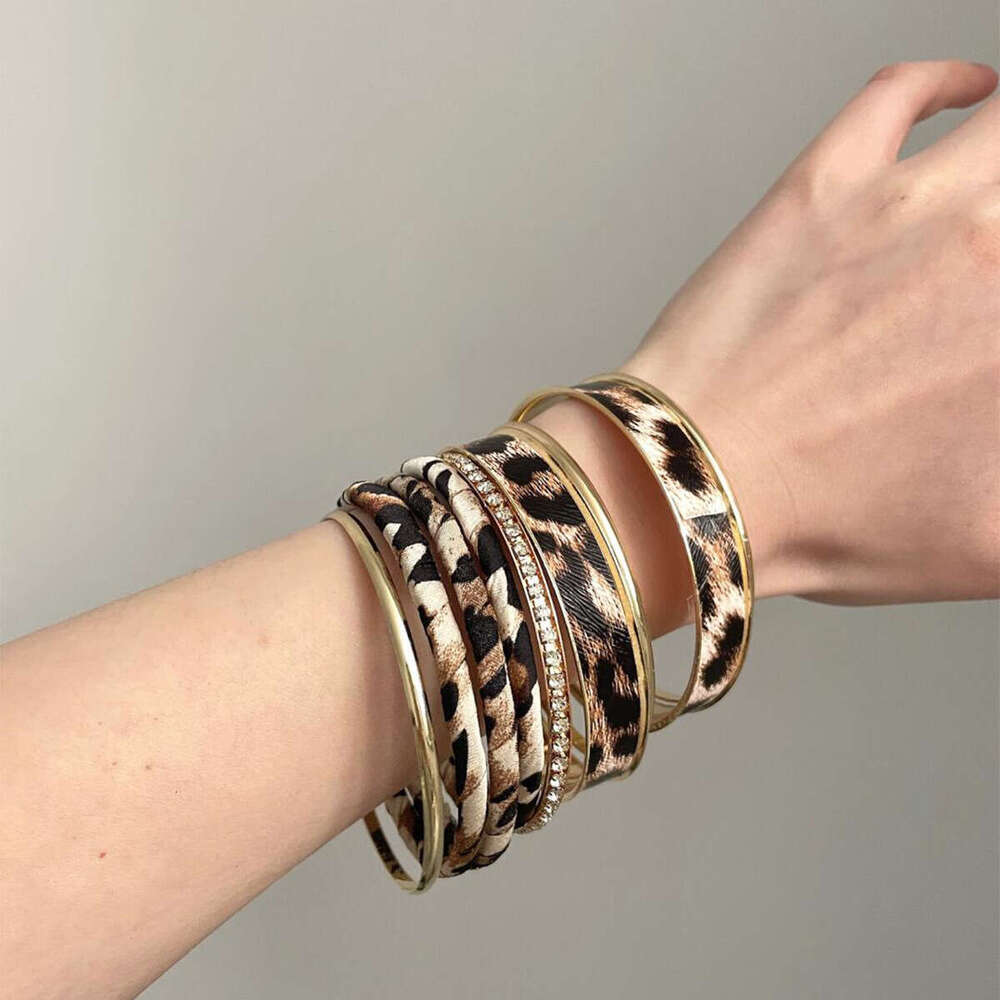 Metal Leopard Print Round Light High-end Feel Bracelet Niche Fashionable Elegant Versatile Women's Jewelry