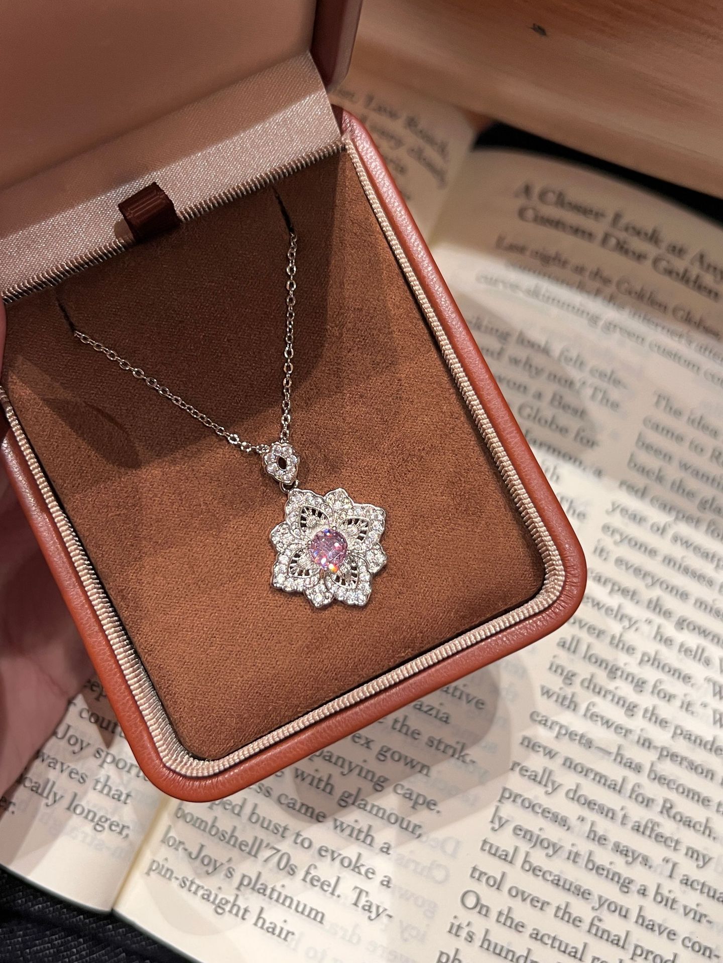 Mermaid Princess Silk Cloth Style Four-Leaf Clover Necklace for Women, Light Niche High-End Design Pendant Accessory Clavicle Chain